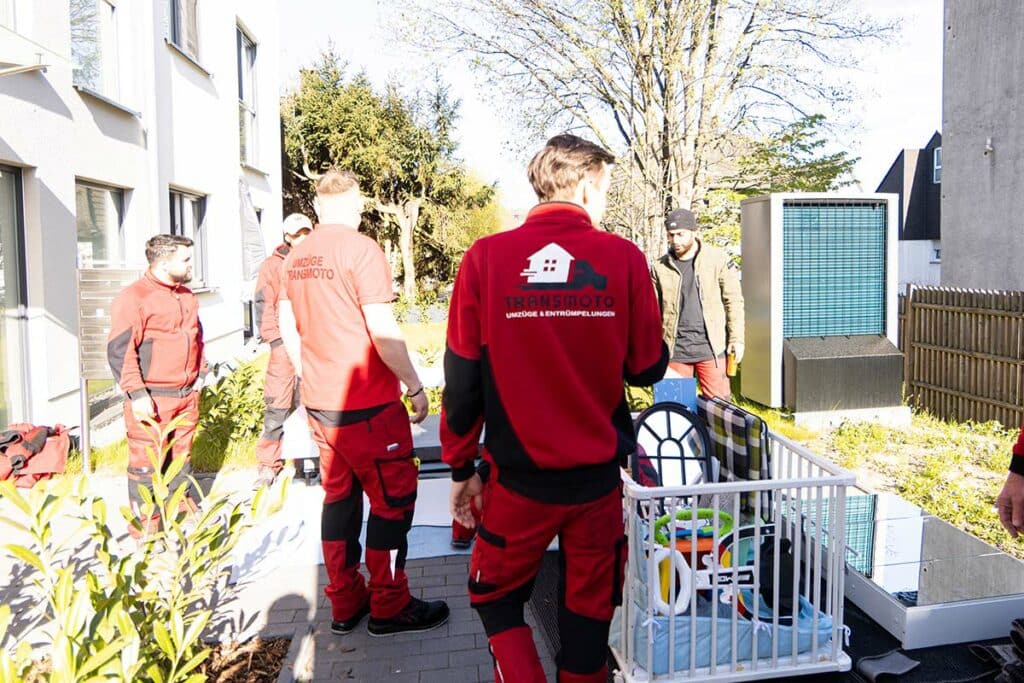 TransMoto Mitarbeiter stehen vor einem Haus und besprechen eine Entrümpelung in Hagen