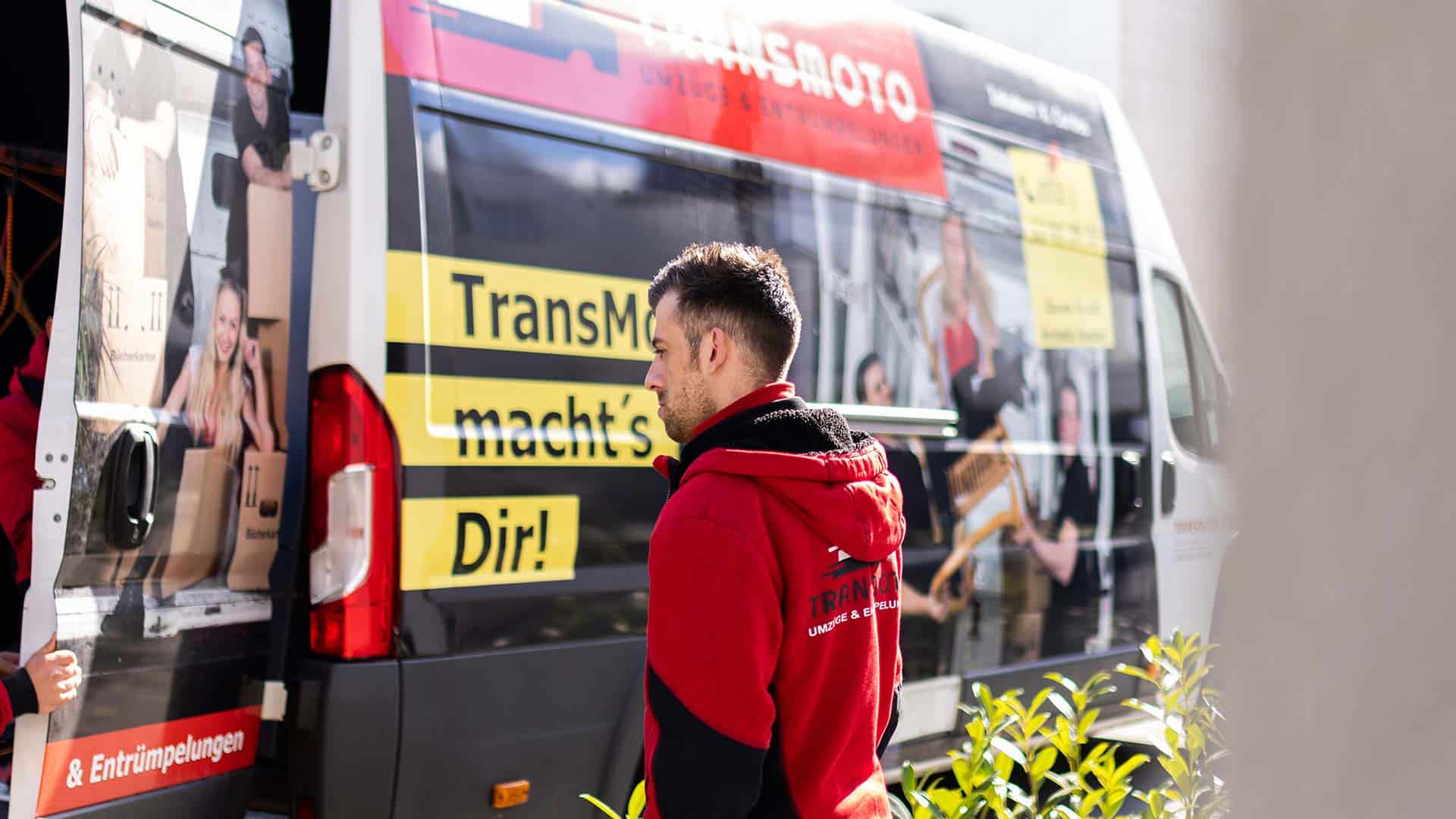 Transmoto mitarbeiter vor transporter